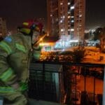 סיגריה שלא כובתה נתפסה בעציץ ולוחמי האש הוזעקו לדירה אפופת עשן (צילום: כבאות והצלה)