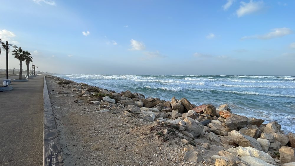 ים סוער - סערת חורף - חוף מרידיאן בחיפה (צילום: ירון כרמי)