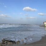סוכת מציל בחורף – ים סוער – סערת חורף – חוף מרידיאן בחיפה (צילום: ירון כרמי)