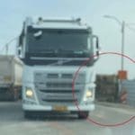 משאית התהפכה בכביש הכניסה לפארק הקישון צילום: אלינה ליברמן