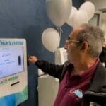 עמדת ניהול תורים ○ כללית חונכת מרפאה חדשה בצרופה (צילום: חי פה – תאגיד החדשות)