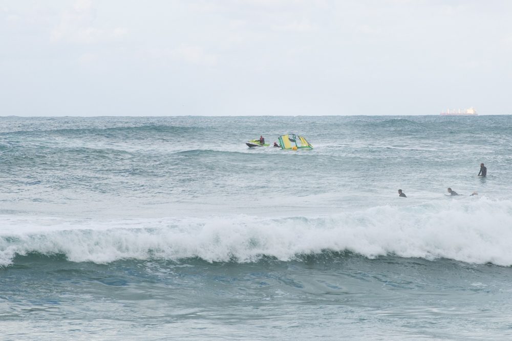 מצילי חיפה חילצו גולש קייט בים סוער בחוף בת גלים (צילום: אקי פלקסר)