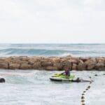 מצילי חיפה חילצו גולש קייט בים סוער בחוף בת גלים (צילום: אקי פלקסר)