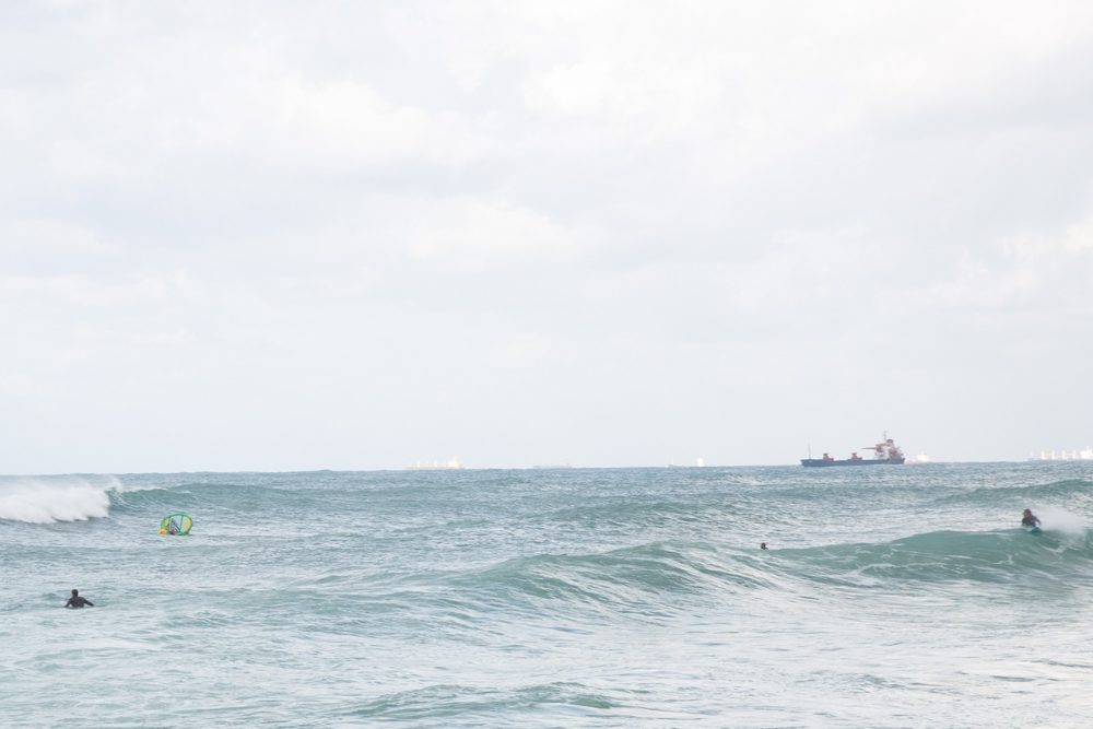 מצילי חיפה חילצו גולש קייט בים סוער בחוף בת גלים (צילום: אקי פלקסר)