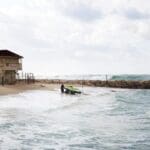 מצילי חיפה חילצו גולש קייט בים סוער בחוף בת גלים (צילום: אקי פלקסר)