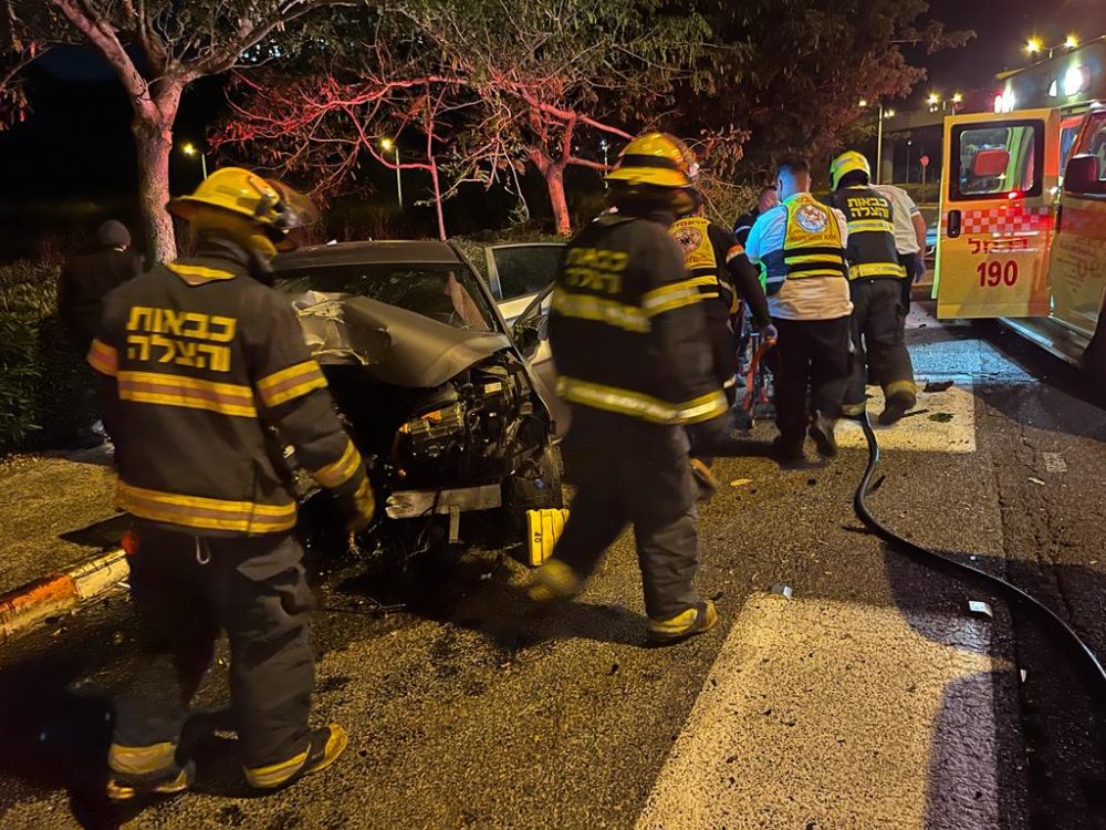 רכב מעוך - חילוץ אדם שנלכד ברכבו בתאונת דרכים בדרך פרויד חיפה (צילום: כבאות והצלה)