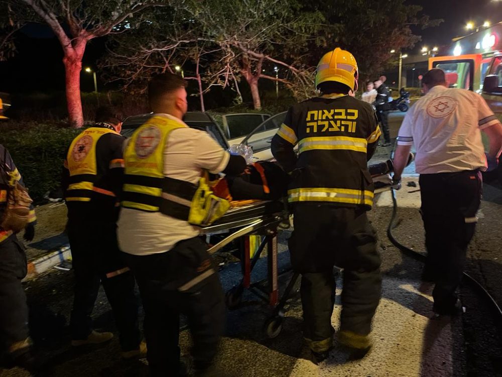 רכב מעוך - חילוץ אדם שנלכד ברכבו בתאונת דרכים בדרך פרויד חיפה (צילום: כבאות והצלה)