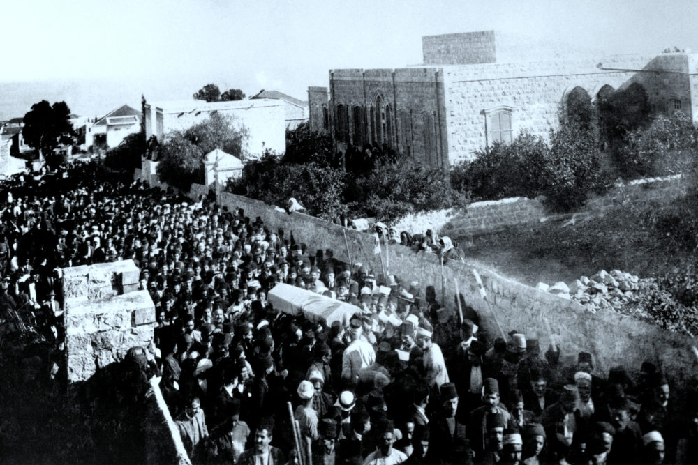 קהל של עשרת אלפים איש נטלו חלק בהלוויית עבדול-בהא בחיפה בשנת 1921 (צילום: באדיבות הקהילה הבאהית העולמית)