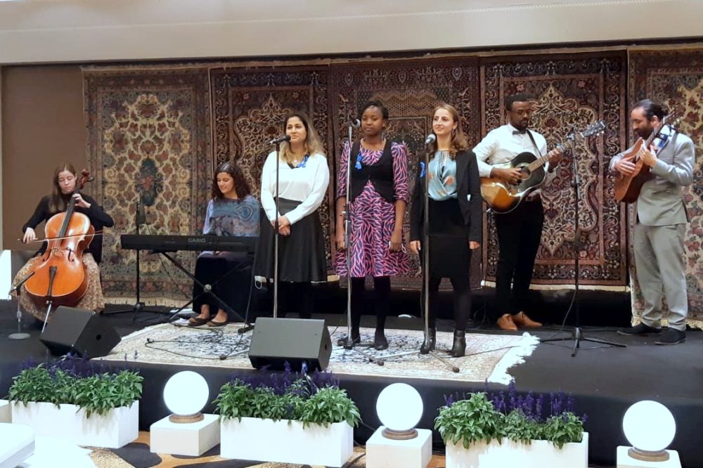מופע שירה של מתנדבי הקהילה הבהאית בחיפה (צילום: אדיר יזירף)