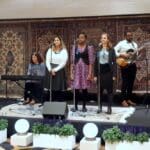 מופע שירה של מתנדבי הקהילה הבהאית בחיפה (צילום: אדיר יזירף)