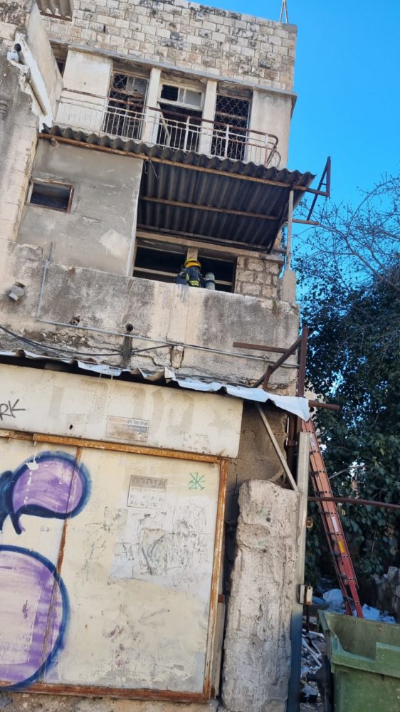 שרפה במבנה נטוש ברחוב יואל שבשכונת הדר בחיפה (צילום: כבאות והצלה)