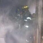 כבאים בדירה – שריפה בקומה הרביעית מתוך 18 ברחוב חשמונאים בקרית מוצקין (צילום: כבאות והצלה)
