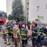 לוחמי האש בשיחת סיכום בגמר הכיבוי (צילום: כבאות והצלה)