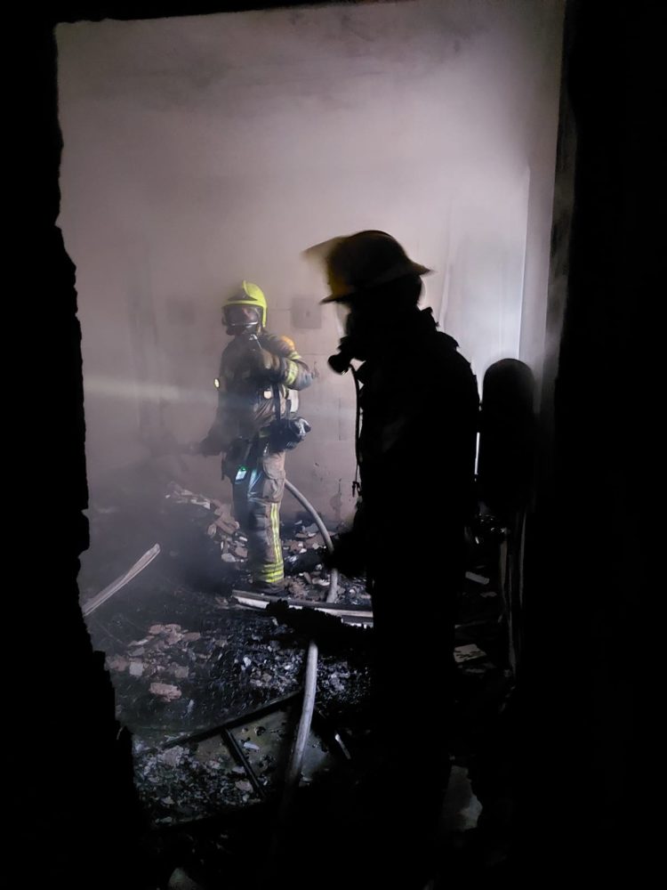 כבאים בדירה - שריפה בקומה הרביעית מתוך 18 ברחוב חשמונאים בקרית מוצקין (צילום: כבאות והצלה)