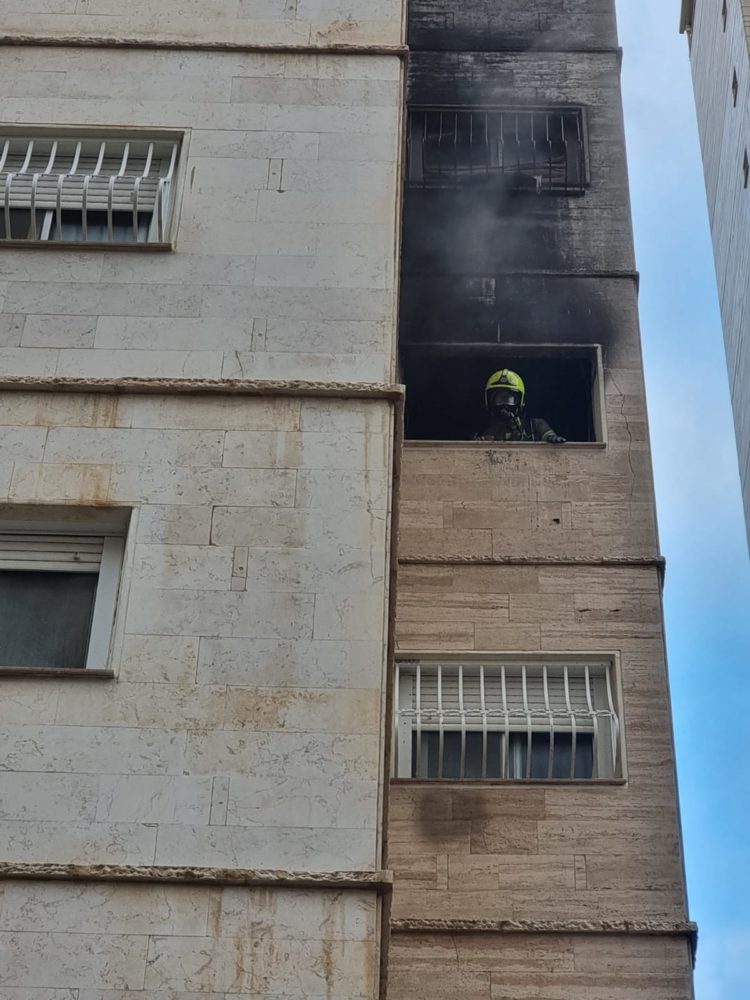 כבאי - שריפה בקומה הרביעית מתוך 18 ברחוב חשמונאים בקרית מוצקין (צילום: כבאות והצלה)