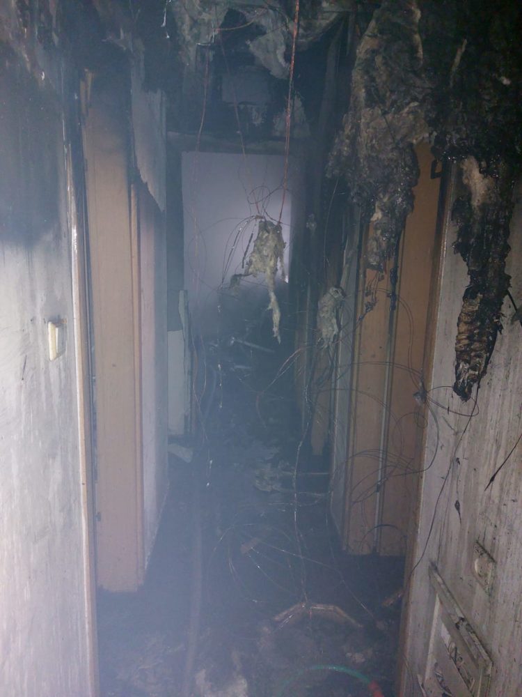 דירה שנשרפה - שריפה בקומה הרביעית מתוך 18 ברחוב חשמונאים בקרית מוצקין (צילום: כבאות והצלה)
