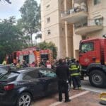 כבאים בתחקיר בגמר פעילות – שריפה בקומה הרביעית מתוך 18 ברחוב חשמונאים בקרית מוצקין (צילום: כבאות והצלה)
