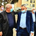 השר זאב אלקין ודוד אבן צור – ביקור נציגי משרד השיכון בקריית ים (צילום: דוברות עיריית קריית ים)
