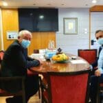 השר זאב אלקין ודוד אבן צור – ביקור נציגי משרד השיכון בקריית ים (צילום: דוברות עיריית קריית ים)