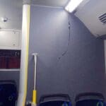 מצלמה שנעקרה ממקומה – שברו והרסו את המטרונית בקו 1 בחיפה (צילום: חי פה בשטח)