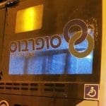 חלון שבור – נערים שברו והרסו את המטרונית בקו 1 בחיפה (צילום: חי פה בשטח)