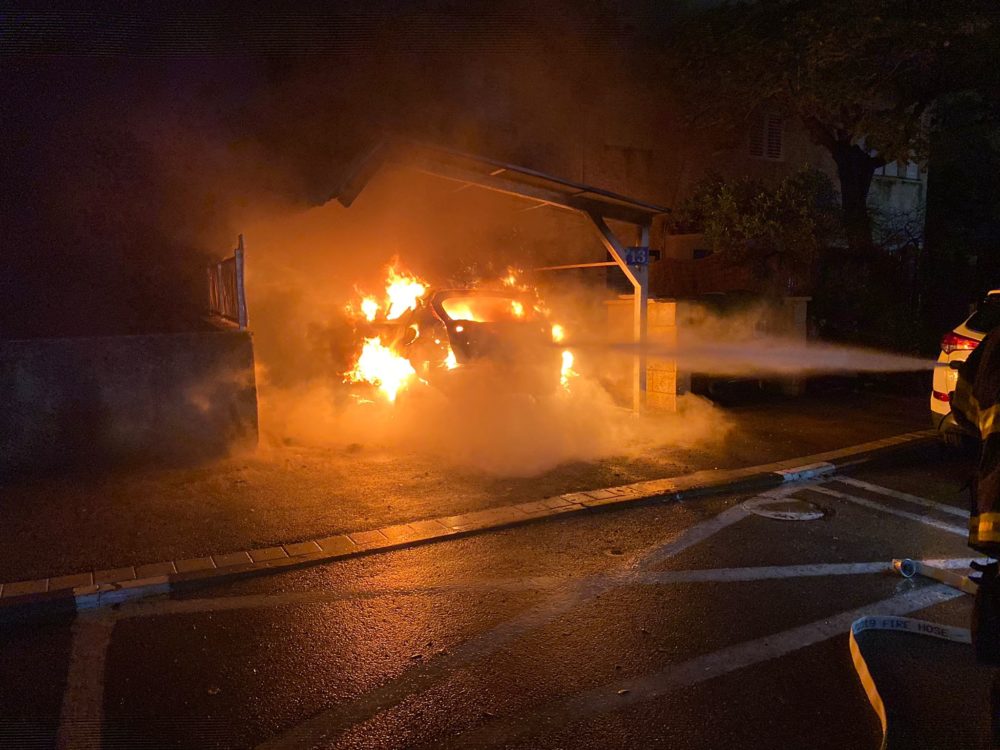 שריפת רכב בחניה בקרית חיים (צילום: כבאות והצלה)