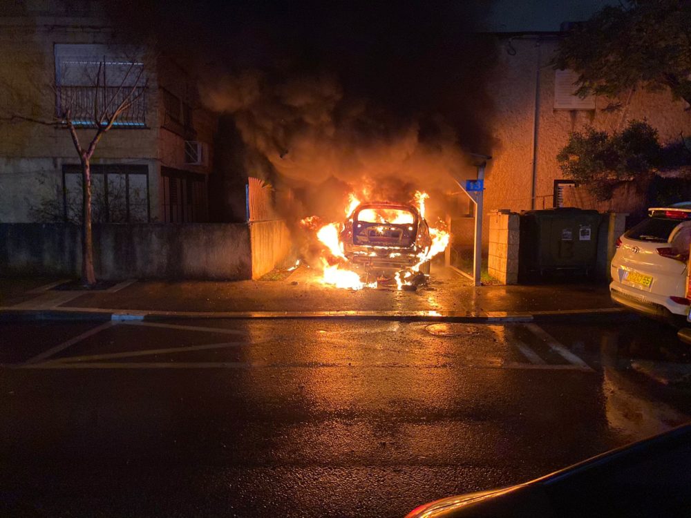 שריפת רכב בחניה בקרית חיים (צילום: כבאות והצלה)