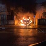 שריפת רכב בחניה בקרית חיים (צילום: כבאות והצלה)