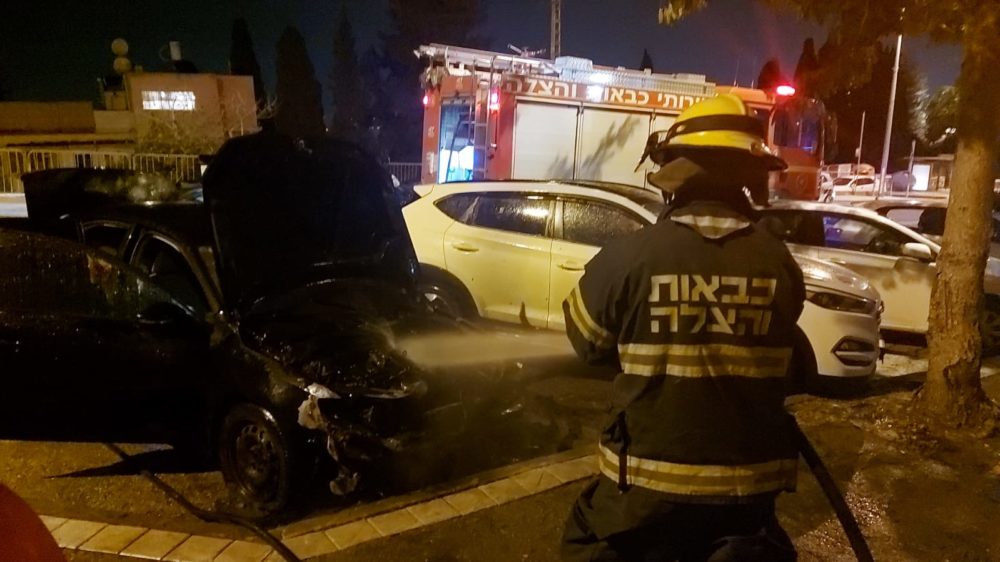 שריפת רכב בחיפה (צילום: כבאות והצלה)