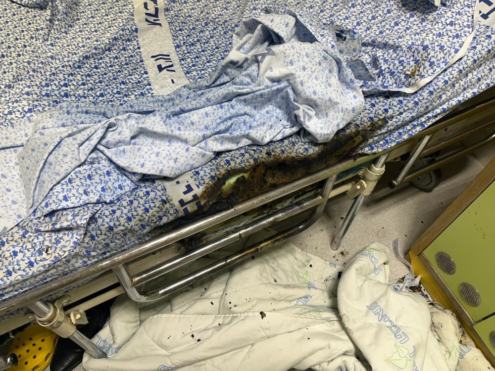 ניסיון הצתת מיטה בבית החולים בני ציון בחיפה (צילום: כבאות והצלה)