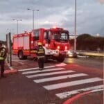 הרכב ההיברידי התנגש בעץ (צילום: כבאות והצלה)