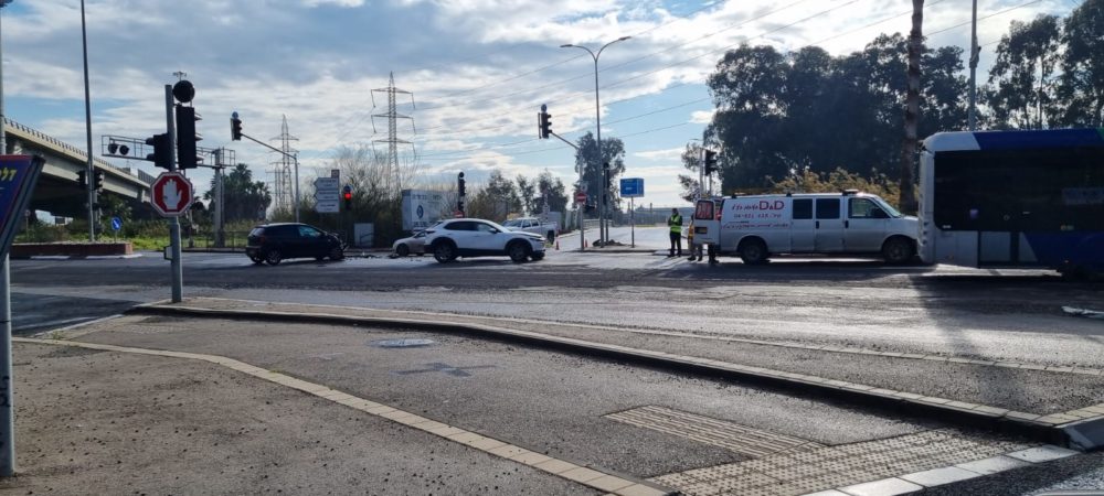תאונת דרכים חזיתית במחלף שדרות ההסתדרות בחיפה (צילום: אלי דבי)