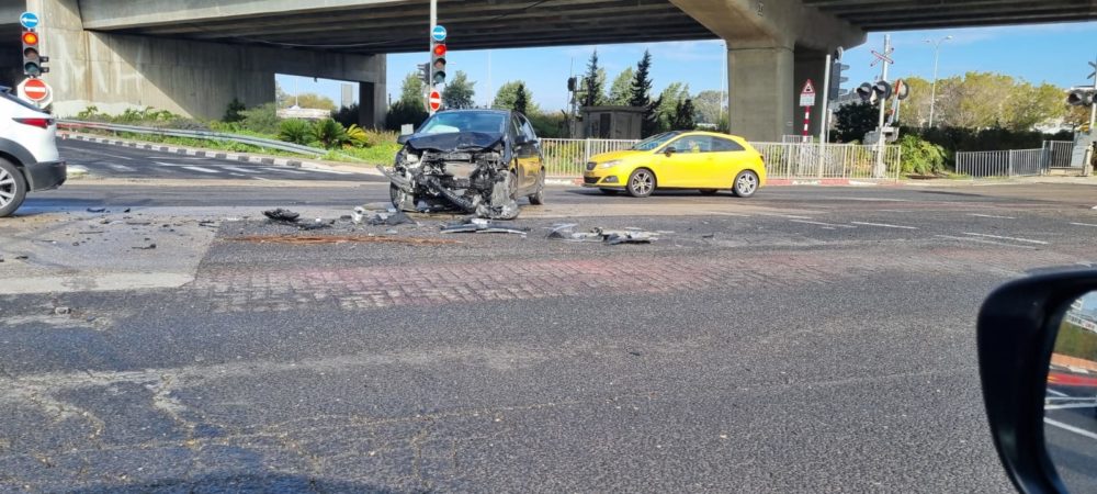 תאונת דרכים חזיתית במחלף שדרות ההסתדרות בחיפה (צילום: אלי דבי)