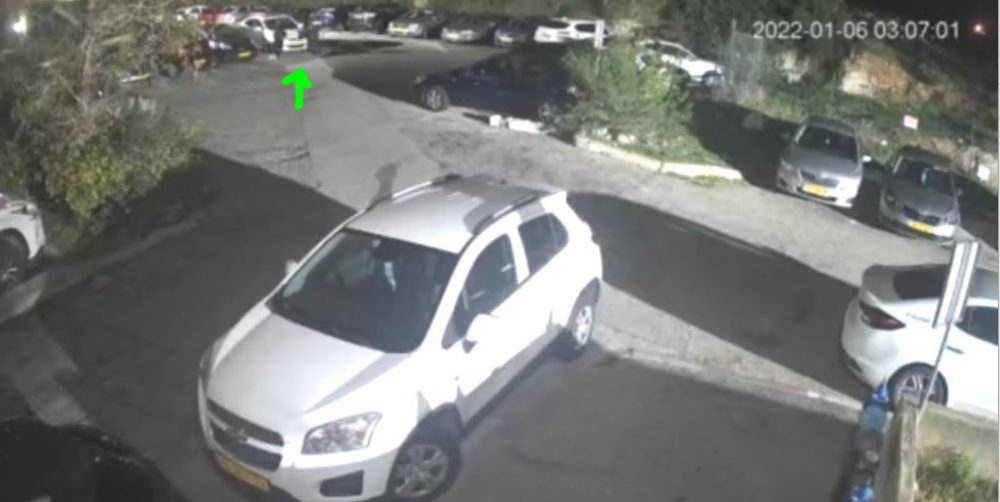 גניבת רכב בחיפה - וידאו ממצלמות האבטחה (צילום: ועד הבית)
