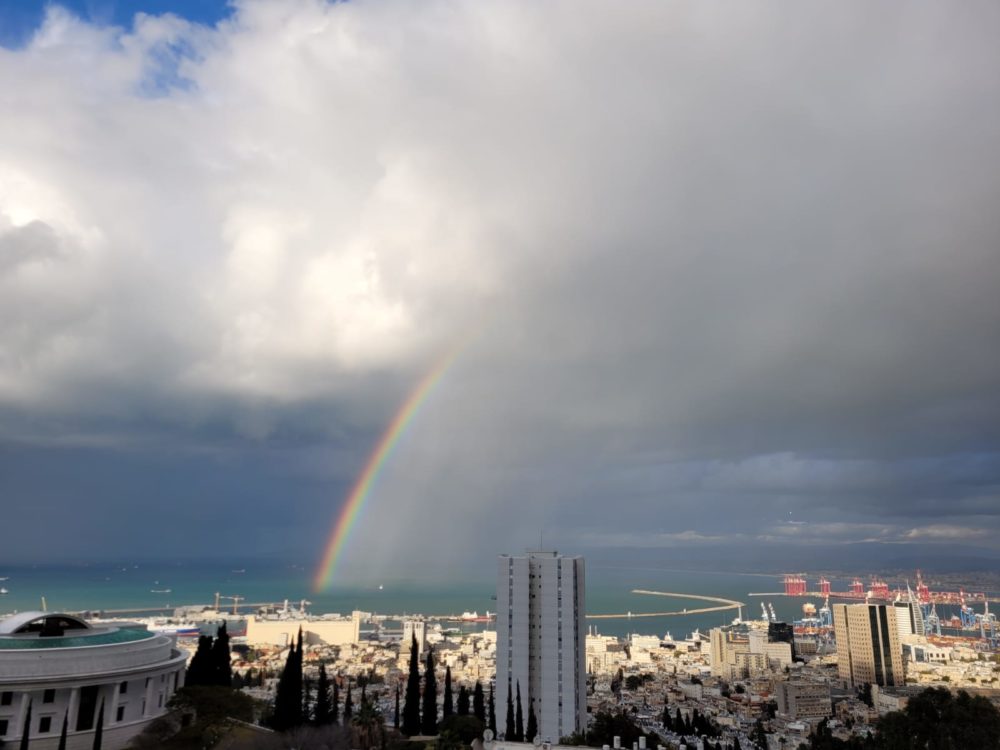 ענן גשם וקשת מרהיבה מעל מפרץ חיפה (צילום: יבגני נגאי)