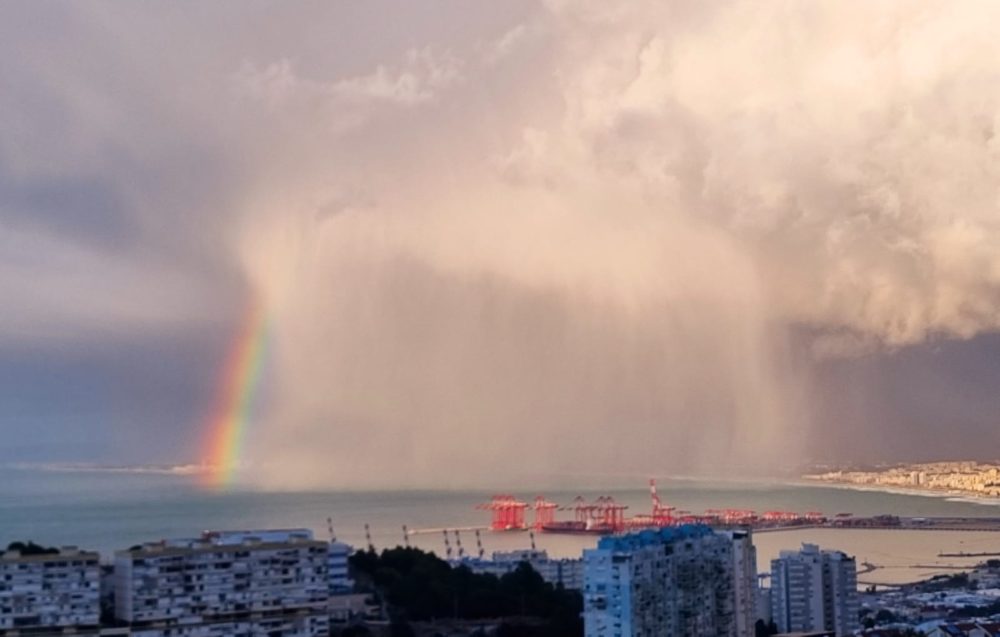 מטח גשם מרהיב במפרץ חיפה (צילום: ליאור כהן)