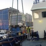 צוות המשרד להגנת הסביבה נערך להגנה מפני כתם שמן (צילום: המשרד להגנת הסביבה)
