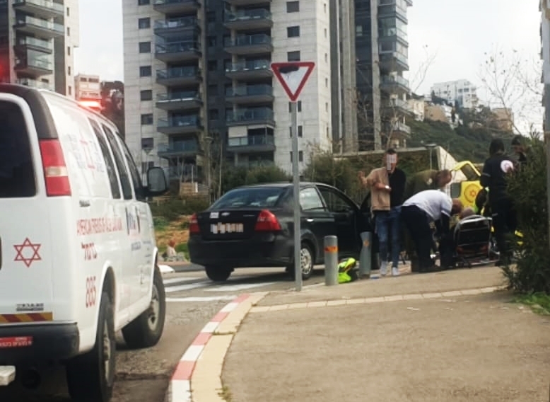 הולך רגל מטופל על ידי צוות מד"א בחיפה (צילום: דודי מיבלום)