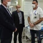 מימין: תאופיק דבאח – אח אחראי במיון קהילתי, רונן נודלמן ויו"ר יו"ר דירקטוריון כללית, האלוף (במיל') יוחנן לוקר (צילום: דוד חורש)