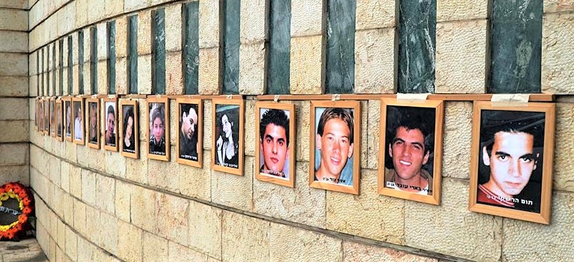האנדרטה לזכר הנרצחים בפיגוע בקו 37 בציר מוריה בחיפה (צילום: ירון כרמי)