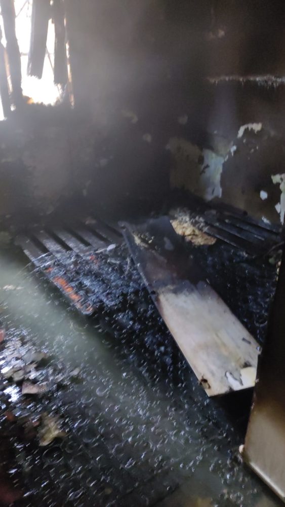 נזק כבד - שריפה בדירה בקומת הקרקע ברחוב הפלוגות בקרית חיים (צילום: כבאות והצלה)