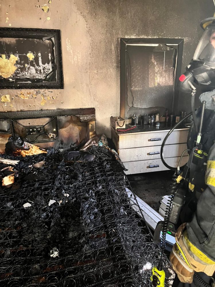 שרפה שהחלה בסדין חשמלי גרמה לנזק כבד לדירה (צילום: כבאות והצלה)