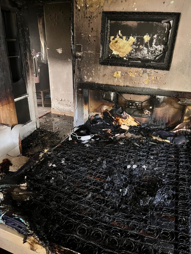 שרפה שהחלה בסדין חשמלי גרמה לנזק כבד לדירה בקריית אתא (צילום: כבאות והצלה)