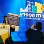 יו"ר הוועידה דוד אבן צור חותם על האמנה (צילום: סמר עודה כרתינג'י)