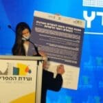 יו"ר הוועידה דוד אבן צור חותם על האמנה (צילום: סמר עודה כרתינג'י)