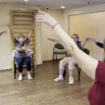 התעמלות בישיבה במגדלי אלישע בחיפה (צילום: ירון כרמי – חי פה)