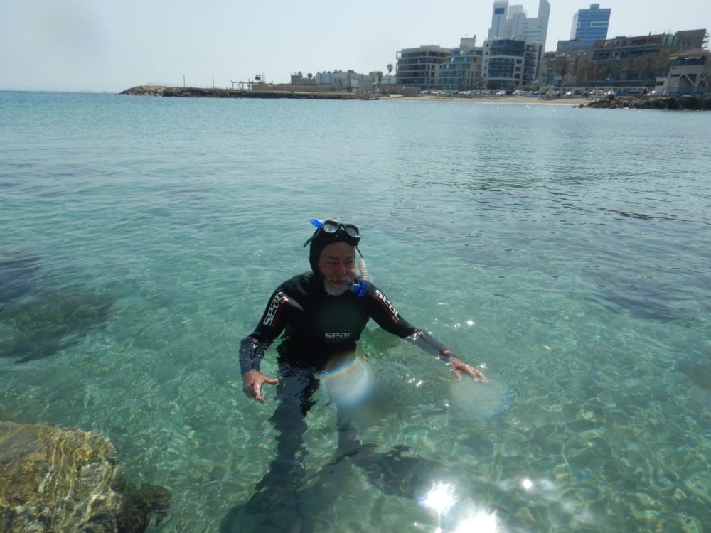 מוטי מנדלסון בפעילות מחקר בחוף בת גלים בחיפה (אלבום אישי)