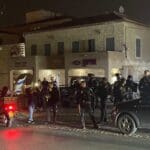 קומץ מפגינים בהפגנת הימין בשדרות בן-גוריון בחיפה מול ההפגנה הפרו-פלסטינית (צילום: מיכל ירון)