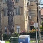 השרון פינת שדרות בת גלים – בת גלים – מכלי האשפה חוסמים את שדה הראייה (צילום: מנשה שמש)