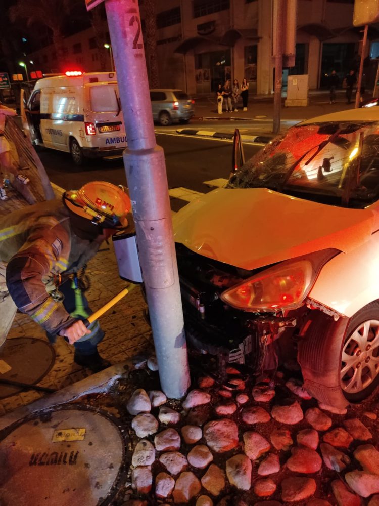 תאונת דרכים בן 2 כלי רכב אחד מהם התנגש ברמזור בצומת הקריון • 5 פצועים (צילום: כבאות והצלה)
